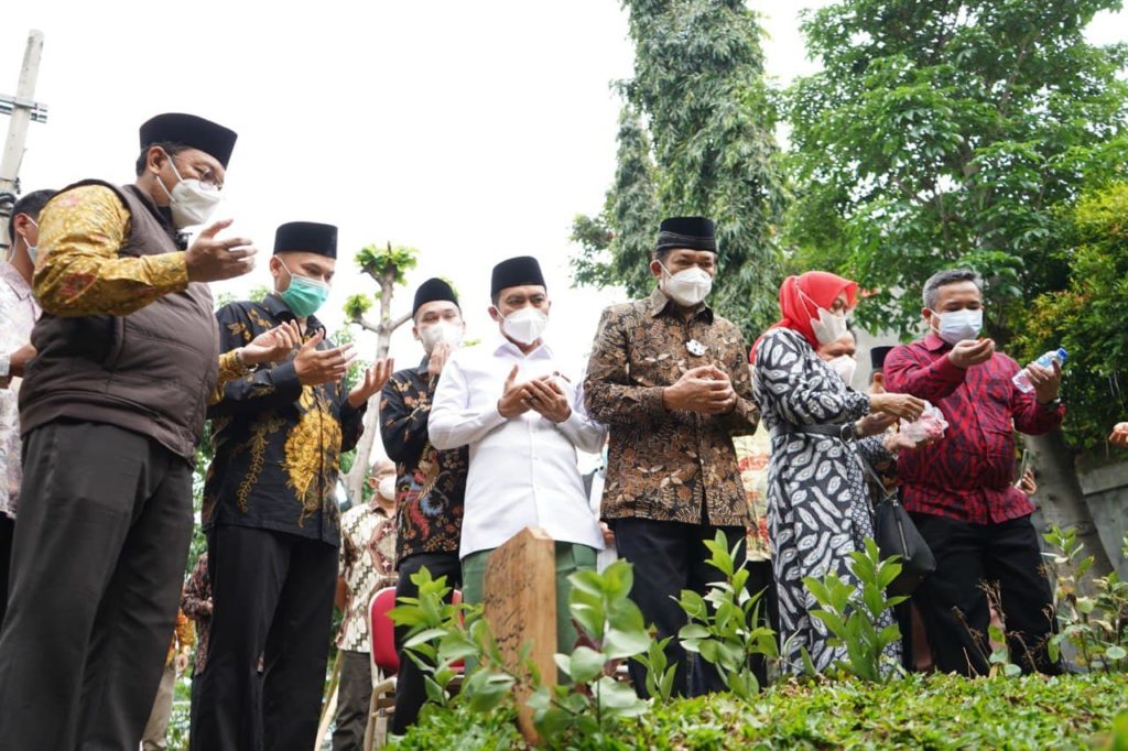 ziarah ke makam keluarga KH Yusuf Mansur